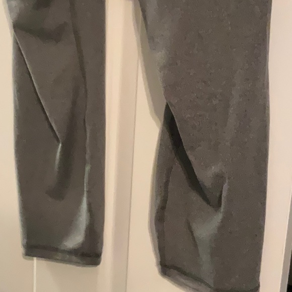 All In Motion Mid-Rise Capri Pants Gray (L/XL)  NWT - Picture 5 of 5